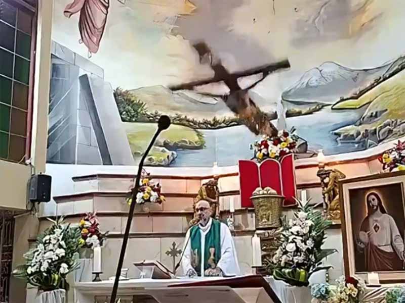 Tragis, Pastor Meninggal Setelah Tertimpa Salib saat Pimpin Misa Live