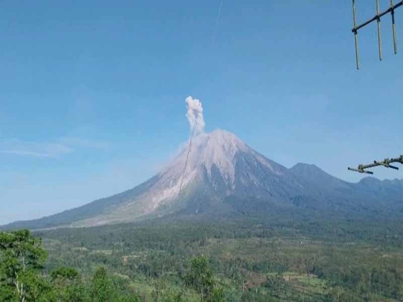 Gunung Semeru Erupsi 5 Kali, Status Masih Siaga