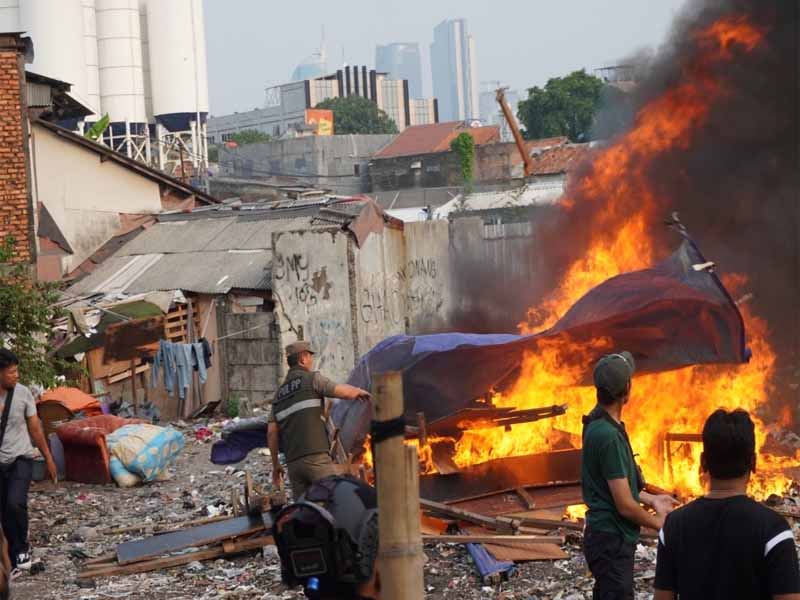 Polisi Kembali Gerebek Kampung Boncos, Satu Bangunan Lapak Narkoba Dibakar